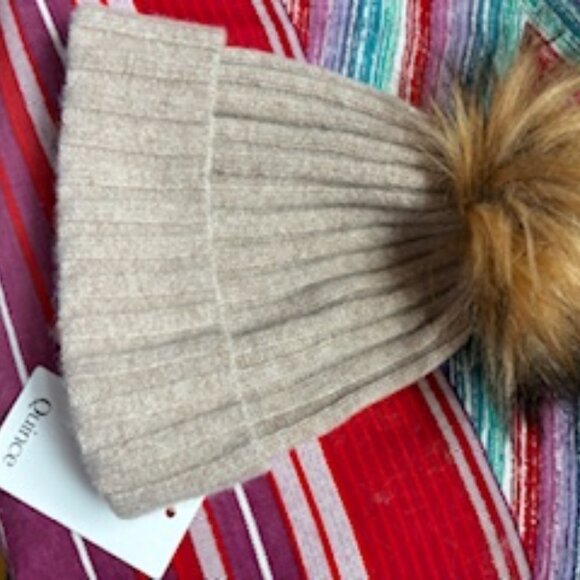Quince Pure Cashmere Beanie, Beige with faux fur pom pom, one Size - Picture 4 of 6
